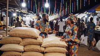 Scène de marché de nuit à Abobo, sacs de riz bien rangés, lumière LED, clients négociant, ambiance dynamique, rendu réaliste