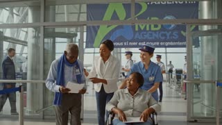 Les mêmes patients arrivent dans un hôpital en France, ils sont accueillis par le personnel et sont directement pris en charge.