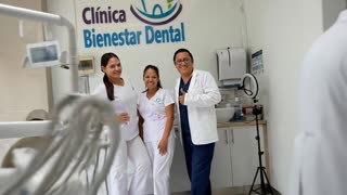 Un consultorio dental sofisticado, amplio , iluminado con te…