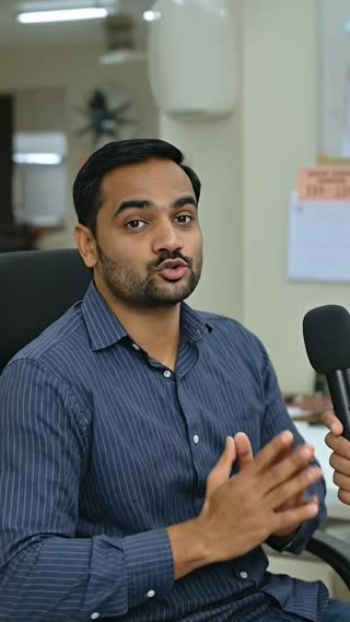 The men looks directly at the camera, speaking in Hindi with minimal, expressive hand gestures, emphasizing his points with an empathetic but unwavering gaze. say few fast
 He says: "आज बाइक लेने शोरूम जा रहा हूँ EMI अप्रूव्ड! सौ रुपये में असली कारण जानो ऊल्का डाउनलोड करो!"
