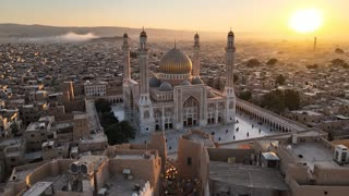 
![Image](https://images.openai.com/static-rsc-3/lHIDXG3YLpxaH3tk5aa4NQFGABwwwsZUUk7rsLvFy_Cl6hRYZxNm4R5bdzyc10BrPIbJ4dMtJ9kVKprmyuwLUnDvgNrGTfBQrYbFeI5UKcA?purpose=fullsize\&v=1)

![Image](https://images.openai.com/static-rsc-3/vdb8E3Dj00OB-brje9Tbl37L2-VY2TMA3MKzt7WUc_NuJWqF88CHKqmsfcp5UELcpwkosIjMhC_rP3wlapY0aNYhgQMEeNNCfYkvpQ4zvPY?purpose=fullsize\&v=1)

![Image](https://images.openai.com/static-rsc-3/u2v4xFY9hd3_Ev6DbsKHBmDwdQPYxckOPf0rwy0pbMJnONrKAVfTO-slIprvZ_NfmoG7jnC4HB7yoQu3-EQwGb-VU9XbCBTI8JVQkNcYPtc?purpose=fullsize\&v=1)

![Image](https://images.openai.com/static-rsc-3/Zc8jKBhHBcY4fq6WbblUgmpocCT9v_E1fw-68ok5eKWJEM1kh3M7nX8mZ2IH5fWCIosvDx66BeL-jkB5blRReHC9Q05TAC58MHZbqKcUxoI?purpose=fullsize\&v=1)

## وصف اللقطة

الكاميرا تنزل ببطء من الأعلى وتدخل *أزقة صنعاء القديمة*.
البيوت الطينية العالية تظهر بنوافذها المزخرفة، وبين البيوت *فوانيس وزينة العيد* معلقة فوق الأزقة.



Cinematic drone shot descending into the narrow alleys of Old Sana'a, Yemen. 
Tall traditional Yemeni mud-brick tower houses with white gypsum decorations and colorful stained-glass windows. 
The alleys are decorated with festive Eid decorations, hanging lanterns, colorful lights and traditional banners across the streets. 
Carved wooden doors and winding historic alleyways. 
Soft warm morning sunlight entering the alley. 
Peaceful early morning atmosphere in the historic Yemeni city. 
Highly detailed, authentic Old Sana'a architecture, cinematic camera movement, depth of field, 4K.




traditional Ramadan and Eid lanterns glowing softly, festive Yemeni atmosphere