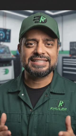 ​"¿Cansado de adivinar qué le duele a tu carro y gastar dinero por probar? Olvídate de eso. Con culer tienes un asistente automotriz inteligente en tu bolsillo. Te ayuda a diagnosticar fallas, verificar talleres y cuidar tu nave sin enredos ni dolores de cabeza. Maneja seguro y ahorra tiempo. Descarga culer y únete a la nueva era de la mecánica. ¡Sígueme para más tips!" en una escena cinematográfica con iluminación profesional, profundidad de campo superficial y efectos visuales con calidad de película
