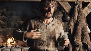 En la Edad Media, muchas personas casi no se bañaban…
y no era por falta de higiene.
Creían que el agua abría los poros
y dejaba entrar enfermedades mortales.
Por eso, algunos solo se bañaban una o dos veces al año.
En lugar de agua, usaban perfumes, hierbas
y ropa gruesa para ocultar el olor.
Lo más sorprendente es que esto era normal…
incluso entre reyes.”