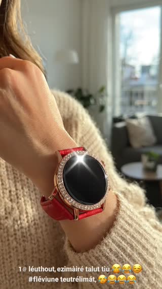Vertical 9:16 UGC-style video, a stylish French woman in her late 20s in a bright modern apartment, close-up of her wrist wearing an elegant rose-gold round smartwatch with crystal-studded links and a red leather strap, she turns her wrist so the crystals sparkle in natural window light, then answers a call by tapping the watch screen, smiling at camera, handheld iPhone look, soft natural lighting, realistic skin texture

Pour que la montre colle au produit, utilise une photo de l'annonce comme image de référence (mode image-to-video). Ensuite, tu fais la voix off et les sous-titres dans CapCut.

Légende + hashtags

Elle a l'air d'un bijou mais elle prend mes appels 😍⌚ #montreconnectee #idéecadeau #tiktokshopfrance #bijoux #cadeaupourelle