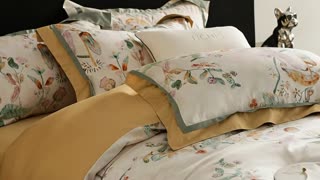 1	0-3 秒	床品全景，聚焦整体花色与版型	缓慢启动 360° 环绕运镜（从床尾向右侧）	白天：柔和自然光从落地窗洒入，床品纹理清晰，色彩明亮	
2	3-6 秒	环绕至床头，特写枕套刺绣 / 面料细节	环绕速度放缓，轻微推近镜头	黄昏：暖橘色柔光漫射，床品边缘镀上金边，阴影渐浓	无
3	6-9 秒	继续环绕至床左侧，展现被套垂坠感	保持匀速环绕，轻微拉远	黑夜：仅留床头暖光小夜灯，床品暗部层次凸显，花色在弱光下更显静谧	
4	9-12 秒	回到床品正面全景，镜头微抬	环绕停止，镜头轻微上扬	破晓：一丝晨光刺破黑暗，床品慢慢恢复明亮质感	