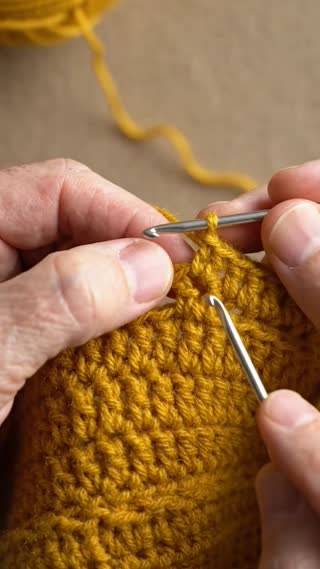 Crée une **vidéo macro pédagogique et réaliste d’un ouvrage au crochet**, cadrée uniquement sur les mains, le crochet et les mailles. Format vertical **9:16**, lumière douce et naturelle, arrière-plan neutre, faible profondeur de champ. La zone où le crochet entre dans les mailles doit rester parfaitement nette. La vidéo montre **deux gestes successifs**, lentement et clairement, afin de comprendre immédiatement la différence. **1. Le geste erroné ❌** Montrer la **chaînette de tour située au bord de l’ouvrage**. Le crochet s’approche lentement et **pique par erreur directement dans cette chaînette**, comme si elle était une vraie maille. Au moment précis où le crochet entre dans la chaînette de tour, faire apparaître un **❌ rouge en overlay** près du point d’insertion. Marquer une très courte pause pour rendre l’erreur évidente. **2. Le bon geste ✅** Revenir exactement à la même position. Cette fois, le crochet **saute volontairement la chaînette de tour**, sans piquer dedans, puis se déplace vers la **vraie maille suivante**. Montrer très clairement ce déplacement. Le crochet pique lentement dans cette maille. Au moment de l’insertion, faire apparaître un **✅ vert en overlay**. La comparaison doit être immédiatement compréhensible : **chaînette de tour = on ne pique pas ❌ / vraie maille suivante = on pique ✅**. Style tutoriel crochet moderne, gestes naturels et précis, fil très détaillé, aucun mouvement de caméra inutile. **Conserver exactement le même ouvrage, le même angle et la même structure de mailles entre les deux démonstrations**