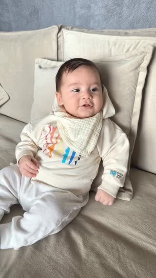 Anima al bebé de la foto conservando su rostro, su edad, su ropa y el fondo. Cámara fija, parpadeos naturales y movimientos suaves.
El bebé dice con una voz infantil dulce y juguetona, en español latino: “¡¡Feliz cumpleaños, tía Sui! Soy Santino. Gracias por tus arrullos y cariño. ¡Te queremos mucho! ¡Un besito lleno de babitas!.
Sincroniza los movimientos de su boca con esas palabras. Una sola voz, sin narrador, sin música y sin subtítulos. Termina con una pequeña sonrisa.
