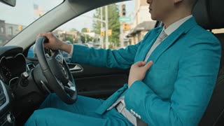 这个人物行驶在美国街头，人物的面目样子不要变。