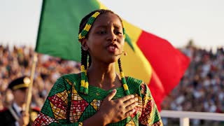 Un enfant qui chante l'hymne national du Sénégal