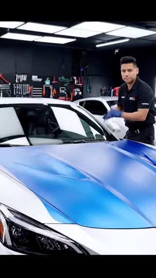 Quiero un vídeo publicitario de mi cuenta en Instagram se llama decoautosticker es de plotteo de vehículos (car Wrapping) que sea en español el narrador dé mi número 921781223 para que los que quieran stickers y calcomanías me me llamen