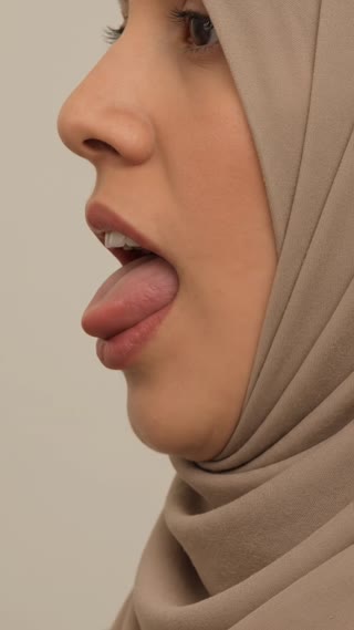 buat bergerak seperti melafadzkan makhraj huruf ظ berikan ilustrasi detail cara pengucapannya ujung lidah langsung menyentuh ujung gigi seri atas, dibacanya juga tebal "Zho" dan tanpa monyong. buat itu hanya gerakan bibir dan lidah saja tanpa disentuh tangan.