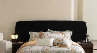 360度环绕展示床品，光影呈现出白天黑夜的变化。