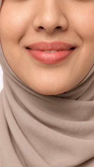 buat bibirnya bergerak dari senyum biasa - monyong - kembali senyum lagi